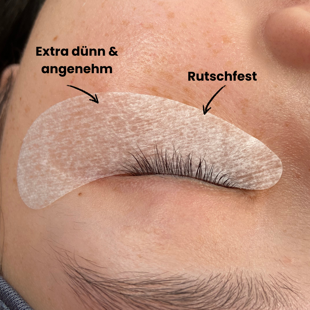 Kundin mit geschlossenen Augen und aufgetragenen Augenpads beim Lash Lifting