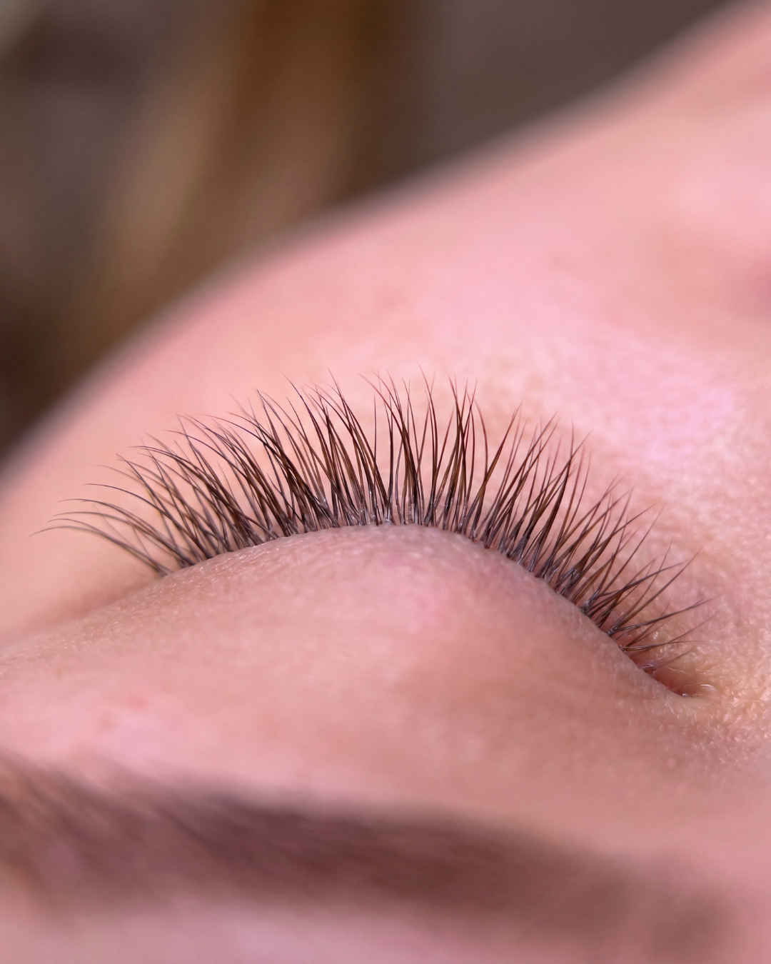 Mittellange bis lange Wimpern