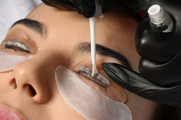 Wimpernlifting - Anwendung von Augenpads