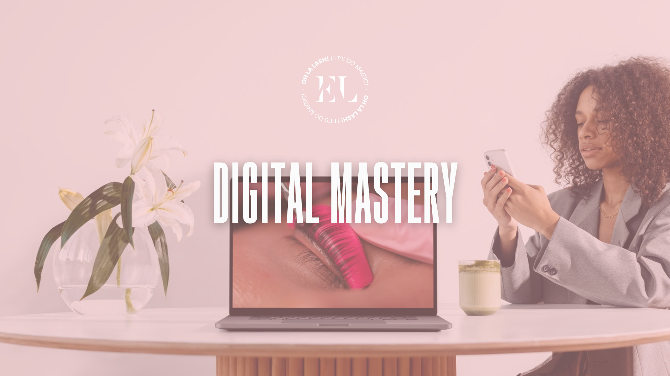EasyLiftAcademy Wimpernlifting Ausbildung – Trainerin zeigt Online Theorie via Laptop auf rosa Hintergrund