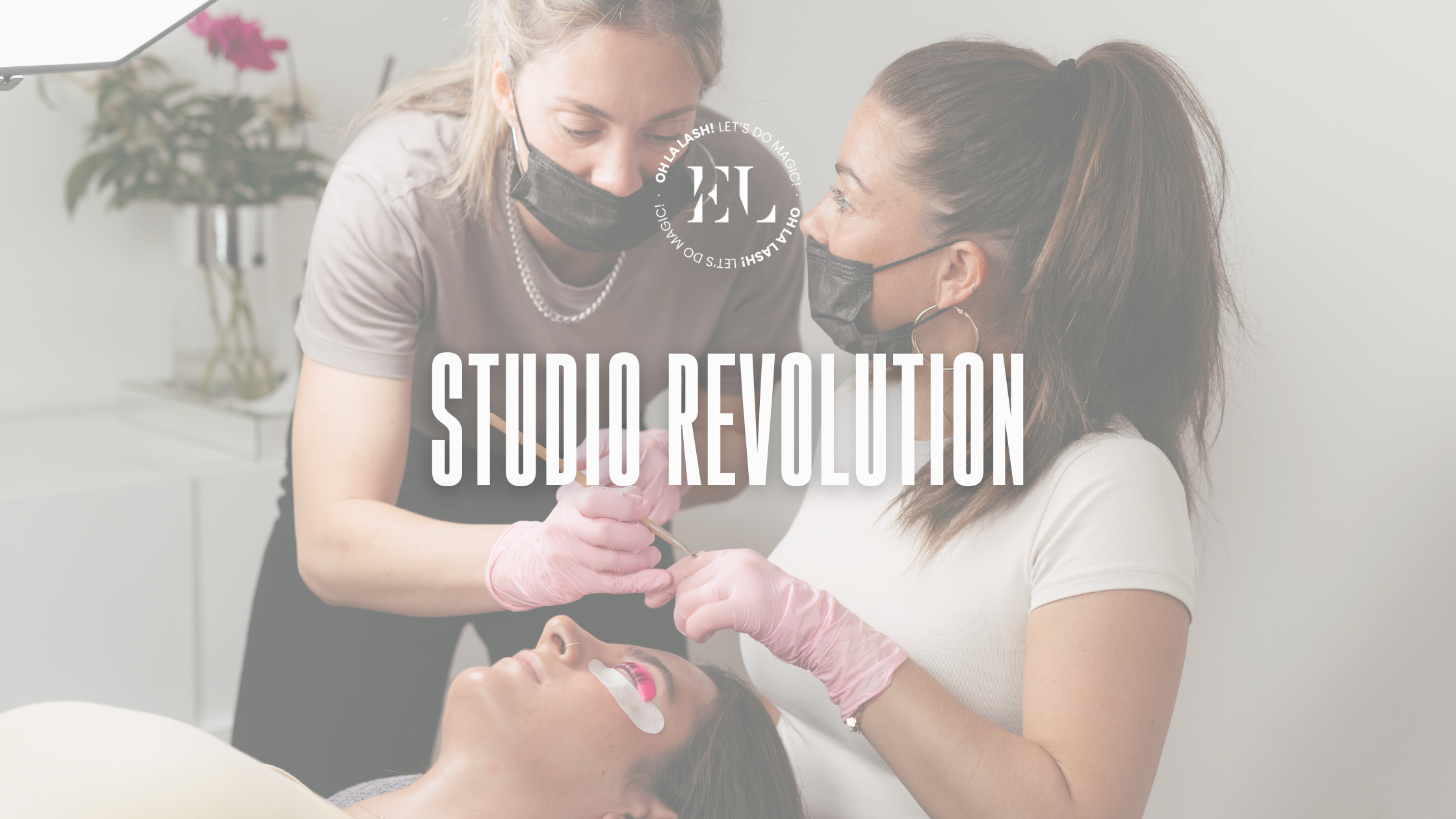 Wimpernlifting Studio - Lash Lift Anwenderin formt Wimpern mit Silikonpads in Online Schulung