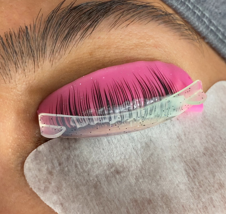 Nahaufnahme Lash Lift-Behandlung - Wimpern auf Silikonpad mit Kompensator