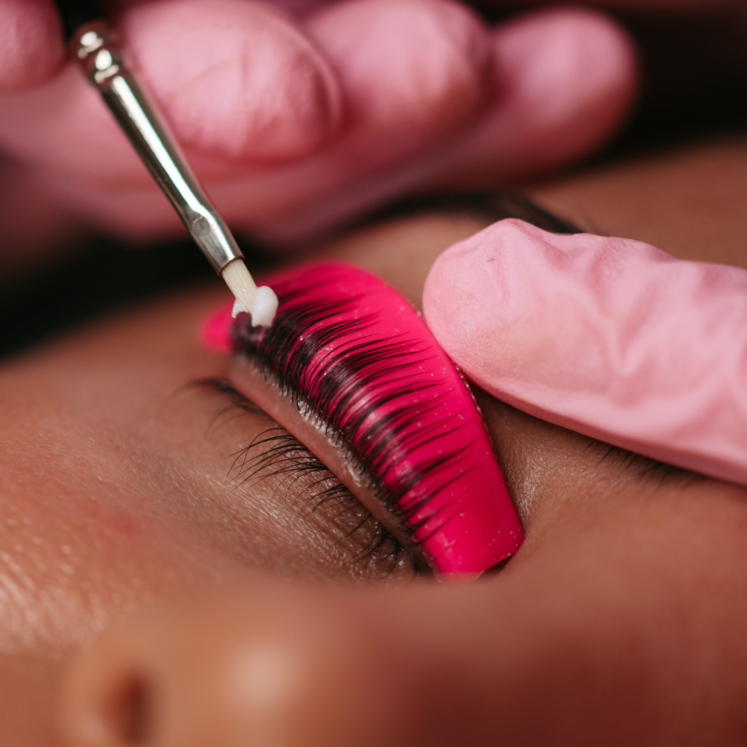 Nahaufnahme Wimpernlifting-Technik – präzise Anwendung von Silikon Pad, Balm und auftragen von Lotion